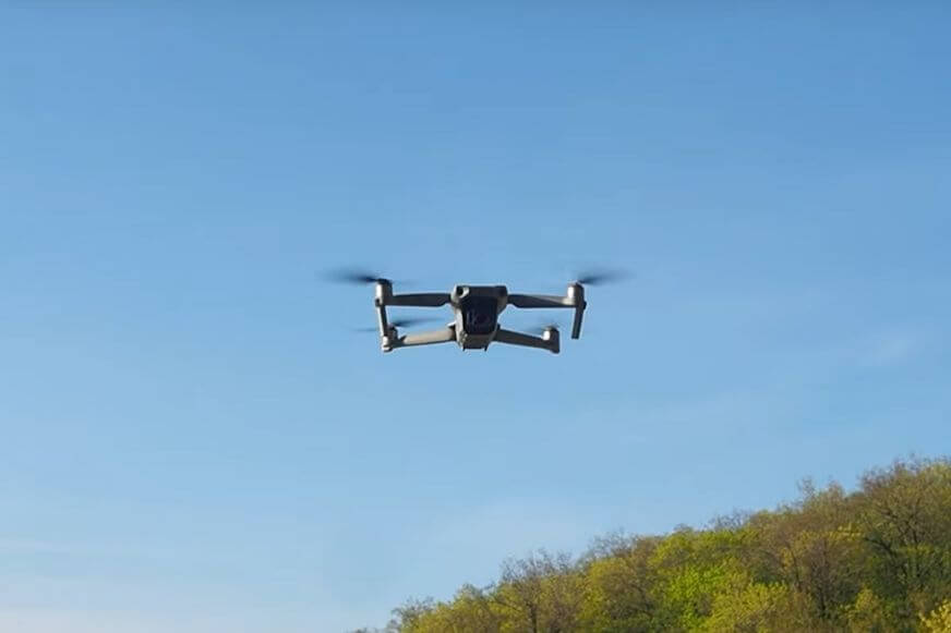 Die DJI AIr 2S fliegt kerzengerade in der Luft
